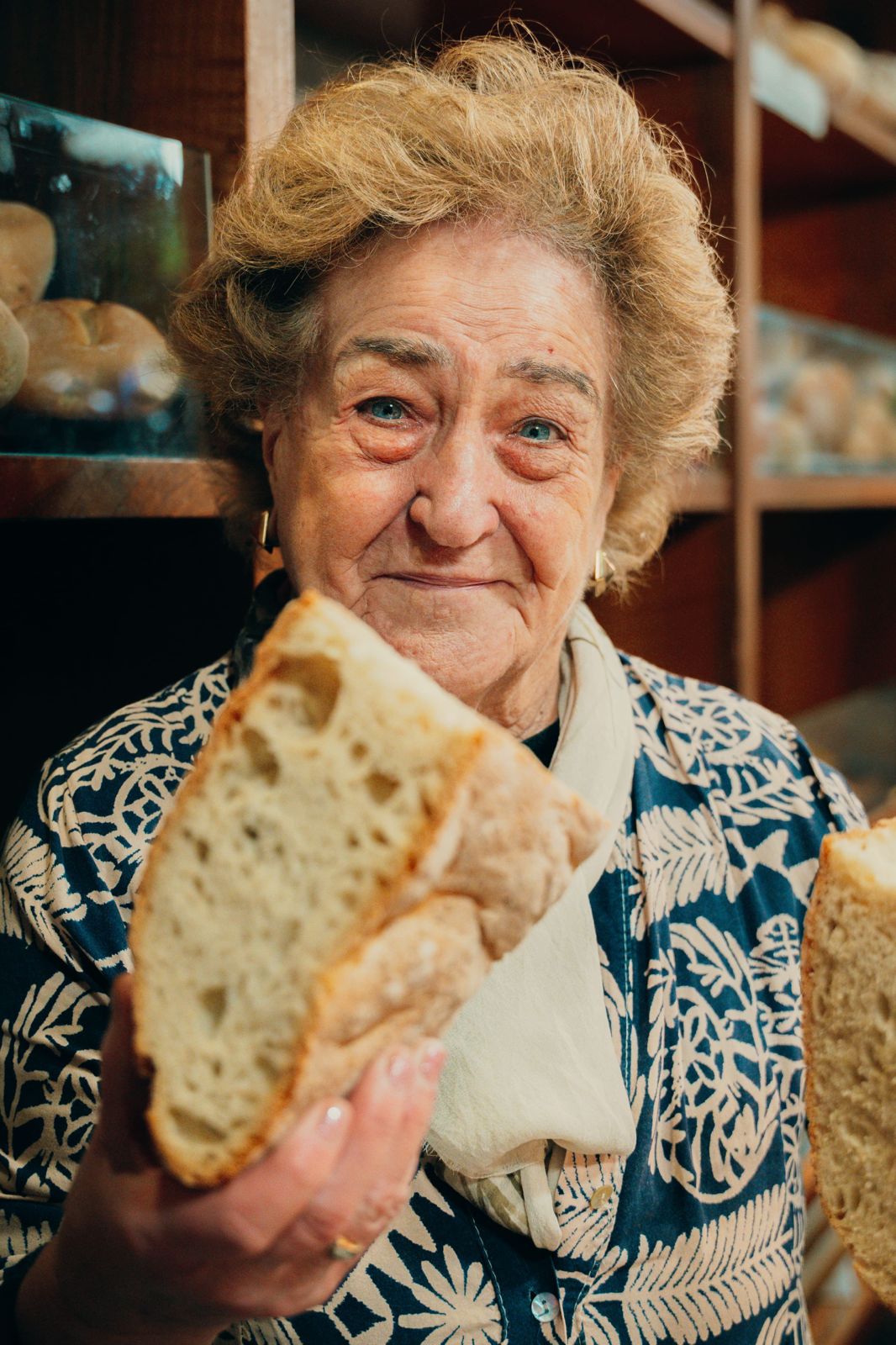 Una fornaia con il pane appena sfornato