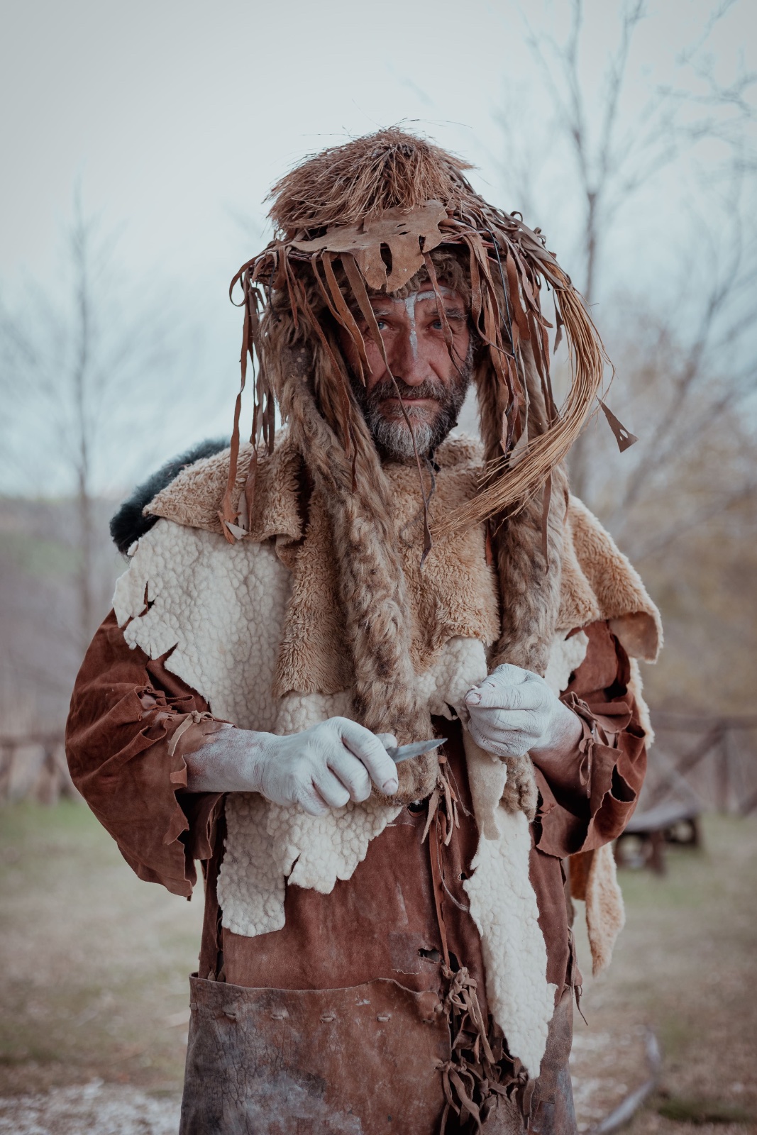 Un uomo in costume storico durante una rievocazione
